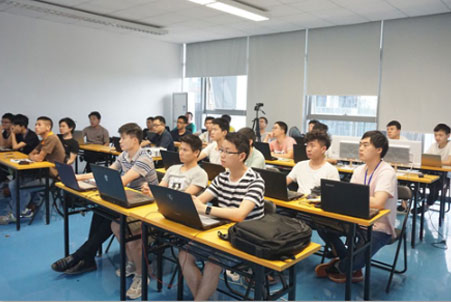 學生認真聽課的場景圖片